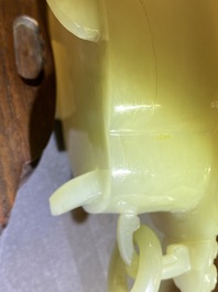 Une coupe en jade blanche sur socle en bois, Chine, Kangxi