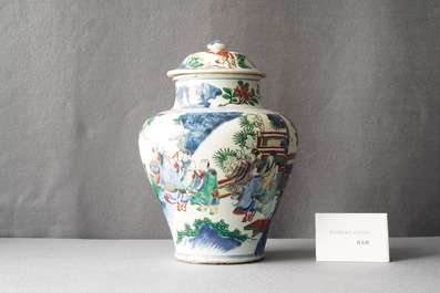 Un vase couvert en porcelaine de Chine wucai &agrave; d&eacute;cor d'immortels, Shunzhi