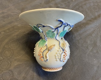 Un crachoir en porcelaine de Chine &agrave; d&eacute;cor en relief d'&eacute;cureuils, Yongzheng