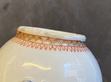 Un crachoir en porcelaine de Chine &agrave; d&eacute;cor en relief d'&eacute;cureuils, Yongzheng