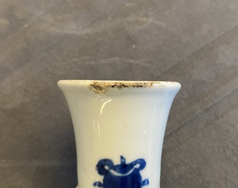 Un vase en porcelaine de Chine en bleu et blanc, marque de Chenghua, Kangxi