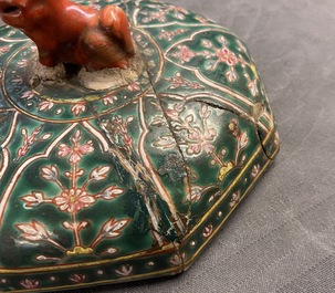 Une paire de bo&icirc;tes couvertes en porcelaine de Chine Bencharong pour le march&eacute; thai, 19&egrave;me