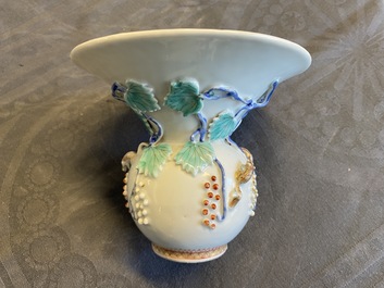 Un crachoir en porcelaine de Chine &agrave; d&eacute;cor en relief d'&eacute;cureuils, Yongzheng