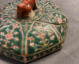 Une paire de bo&icirc;tes couvertes en porcelaine de Chine Bencharong pour le march&eacute; thai, 19&egrave;me