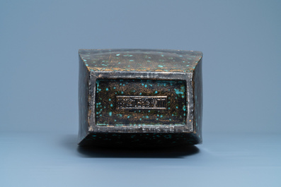 Un vase en porcelaine de Chine imitant le bronze, marque de Qianlong, R&eacute;publique