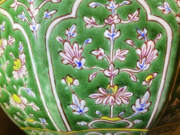 Une paire de bo&icirc;tes couvertes en porcelaine de Chine Bencharong pour le march&eacute; thai, 19&egrave;me