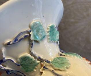 Un crachoir en porcelaine de Chine &agrave; d&eacute;cor en relief d'&eacute;cureuils, Yongzheng