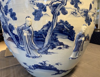 Een zeldzame grote Chinese blauw-witte jardini&egrave;re met reli&euml;fdecor, Kangxi