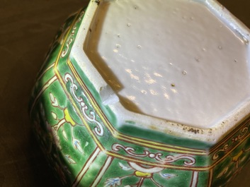 Une paire de bo&icirc;tes couvertes en porcelaine de Chine Bencharong pour le march&eacute; thai, 19&egrave;me
