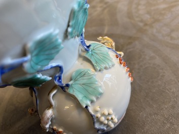 Un crachoir en porcelaine de Chine &agrave; d&eacute;cor en relief d'&eacute;cureuils, Yongzheng