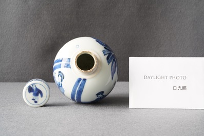 A Chinese blue and white covered tea caddy, Kangxi