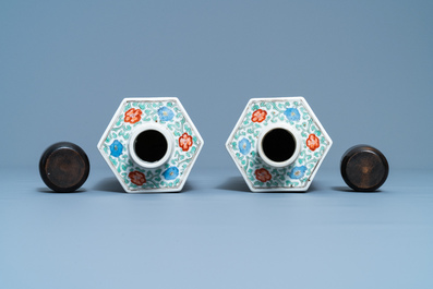 A pair of Chinese hexagonal famille verte tea caddies, Kangxi