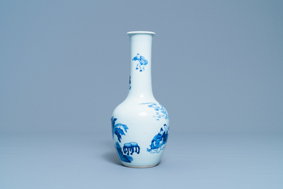 A Chinese blue and white bottle vase with go-players, 19/20th C.