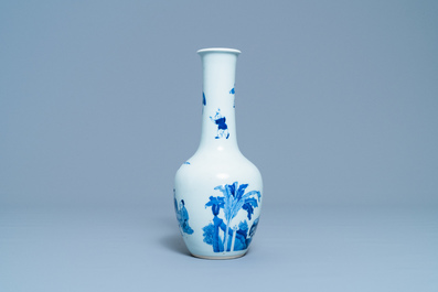 A Chinese blue and white bottle vase with go-players, 19/20th C.