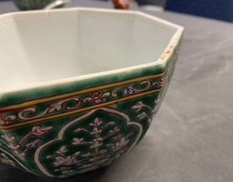 Une paire de bo&icirc;tes couvertes en porcelaine de Chine Bencharong pour le march&eacute; thai, 19&egrave;me