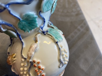 Un crachoir en porcelaine de Chine &agrave; d&eacute;cor en relief d'&eacute;cureuils, Yongzheng