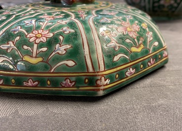 Une paire de bo&icirc;tes couvertes en porcelaine de Chine Bencharong pour le march&eacute; thai, 19&egrave;me
