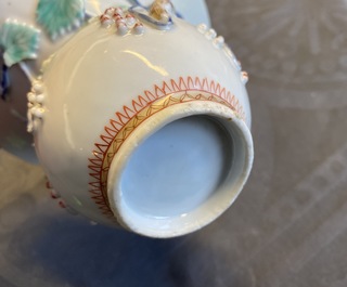 Un crachoir en porcelaine de Chine &agrave; d&eacute;cor en relief d'&eacute;cureuils, Yongzheng