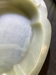 Une coupe en jade blanche sur socle en bois, Chine, Kangxi