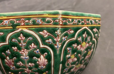 Une paire de bo&icirc;tes couvertes en porcelaine de Chine Bencharong pour le march&eacute; thai, 19&egrave;me