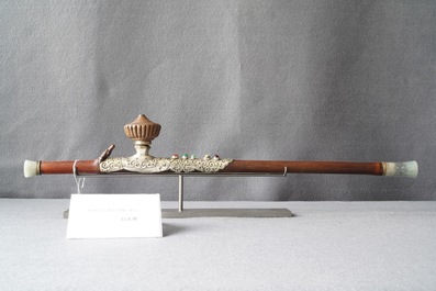 Une pipe &agrave; opium en bambou, jad&eacute;&iuml;te et gr&egrave;s de Yixing, Chine, 19&egrave;me