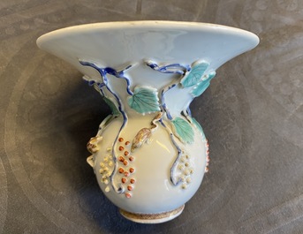 Un crachoir en porcelaine de Chine &agrave; d&eacute;cor en relief d'&eacute;cureuils, Yongzheng