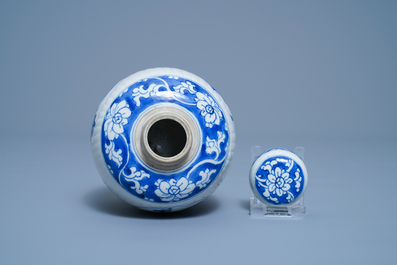 Un pot couvert en porcelaine de Chine en bleu et blanc, Kangxi