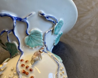 Un crachoir en porcelaine de Chine &agrave; d&eacute;cor en relief d'&eacute;cureuils, Yongzheng