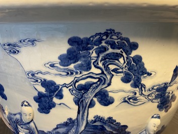 Een zeldzame grote Chinese blauw-witte jardini&egrave;re met reli&euml;fdecor, Kangxi