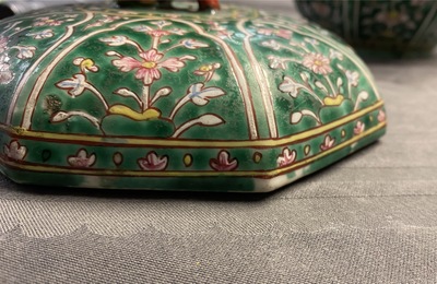 Une paire de bo&icirc;tes couvertes en porcelaine de Chine Bencharong pour le march&eacute; thai, 19&egrave;me