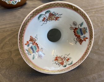 Un crachoir en porcelaine de Chine &agrave; d&eacute;cor en relief d'&eacute;cureuils, Yongzheng