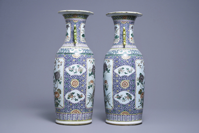 Une paire de vases en porcelaine de Chine famille rose, 19&egrave;me