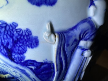 Een zeldzame grote Chinese blauw-witte jardini&egrave;re met reli&euml;fdecor, Kangxi