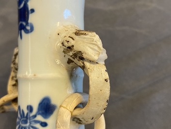 Un vase en porcelaine de Chine en bleu et blanc, marque de Chenghua, Kangxi