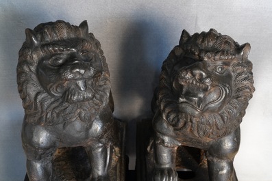 Une paire de grands mod&egrave;les de lions en fer de fonte, marque et &eacute;poque de Ming