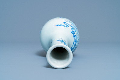 A Chinese blue and white bottle vase with go-players, 19/20th C.