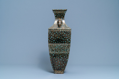 Un vase en porcelaine de Chine imitant le bronze, marque de Qianlong, R&eacute;publique