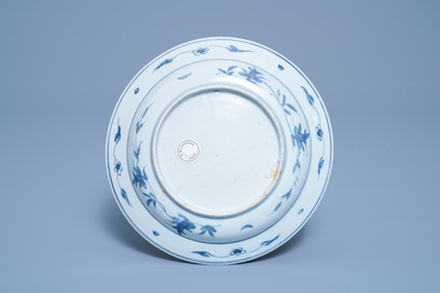 Une assiette en porcelaine de Chine en bleu et blanc &agrave; d&eacute;cor de deux &eacute;cureuils et une grenouille, Wanli