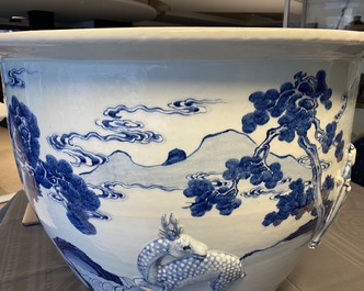 Een zeldzame grote Chinese blauw-witte jardini&egrave;re met reli&euml;fdecor, Kangxi