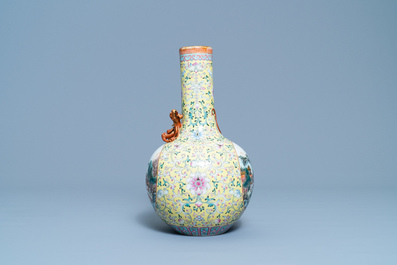 Un vase de forme bouteille en porcelaine de Chine famille rose, marque de Qianlong, R&eacute;publique