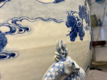 Een zeldzame grote Chinese blauw-witte jardini&egrave;re met reli&euml;fdecor, Kangxi
