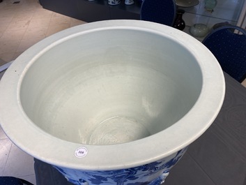 Een zeldzame grote Chinese blauw-witte jardini&egrave;re met reli&euml;fdecor, Kangxi