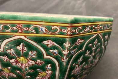Une paire de bo&icirc;tes couvertes en porcelaine de Chine Bencharong pour le march&eacute; thai, 19&egrave;me
