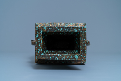 Un vase en porcelaine de Chine imitant le bronze, marque de Qianlong, R&eacute;publique