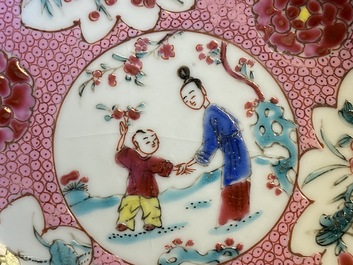 Een Chinese famille rose VOC-kop, een Pronk-kop en twee koppen en schotels, Yongzheng/Qianlong