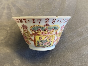 Een Chinese famille rose VOC-kop, een Pronk-kop en twee koppen en schotels, Yongzheng/Qianlong