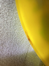 Une coupe en porcelaine de Chine &agrave; d&eacute;cor d'un dragon sur fond jaune, marque et &eacute;poque de Guangxu