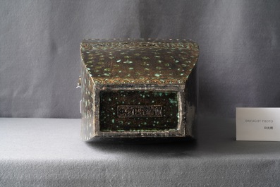 Un vase en porcelaine de Chine imitant le bronze, marque de Qianlong, R&eacute;publique
