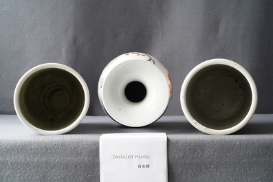 A Chinese famille rose vase and two hat stands, 19/20th C.