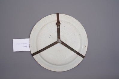Un plat en fa&iuml;ence en bleu et blanc &agrave; d&eacute;cor d'animaux autour d'un arbre, Laterza, Italie, 18&egrave;me